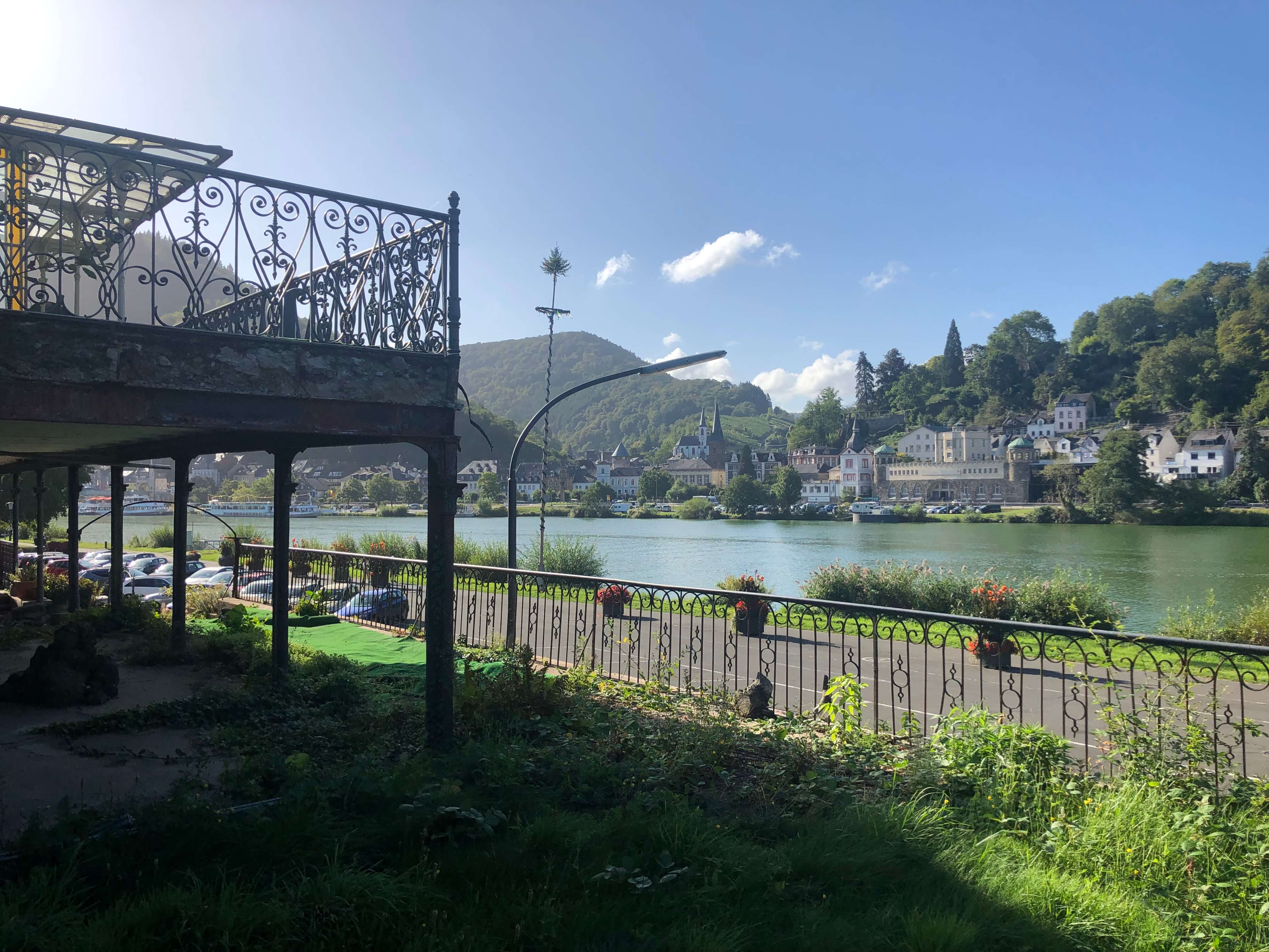 Der Blick auf die Mosel und das gegenüberliegende Trarbach ist einzigartig und geradezu prädestiniert, um die Weine der Mosel dabei zu genießen - es ist jetzt an der Zeit, die denkmalgeschützte Weinhändler-Villa ganz behutsam zu revitalisieren und damit langfristig zu erhalten