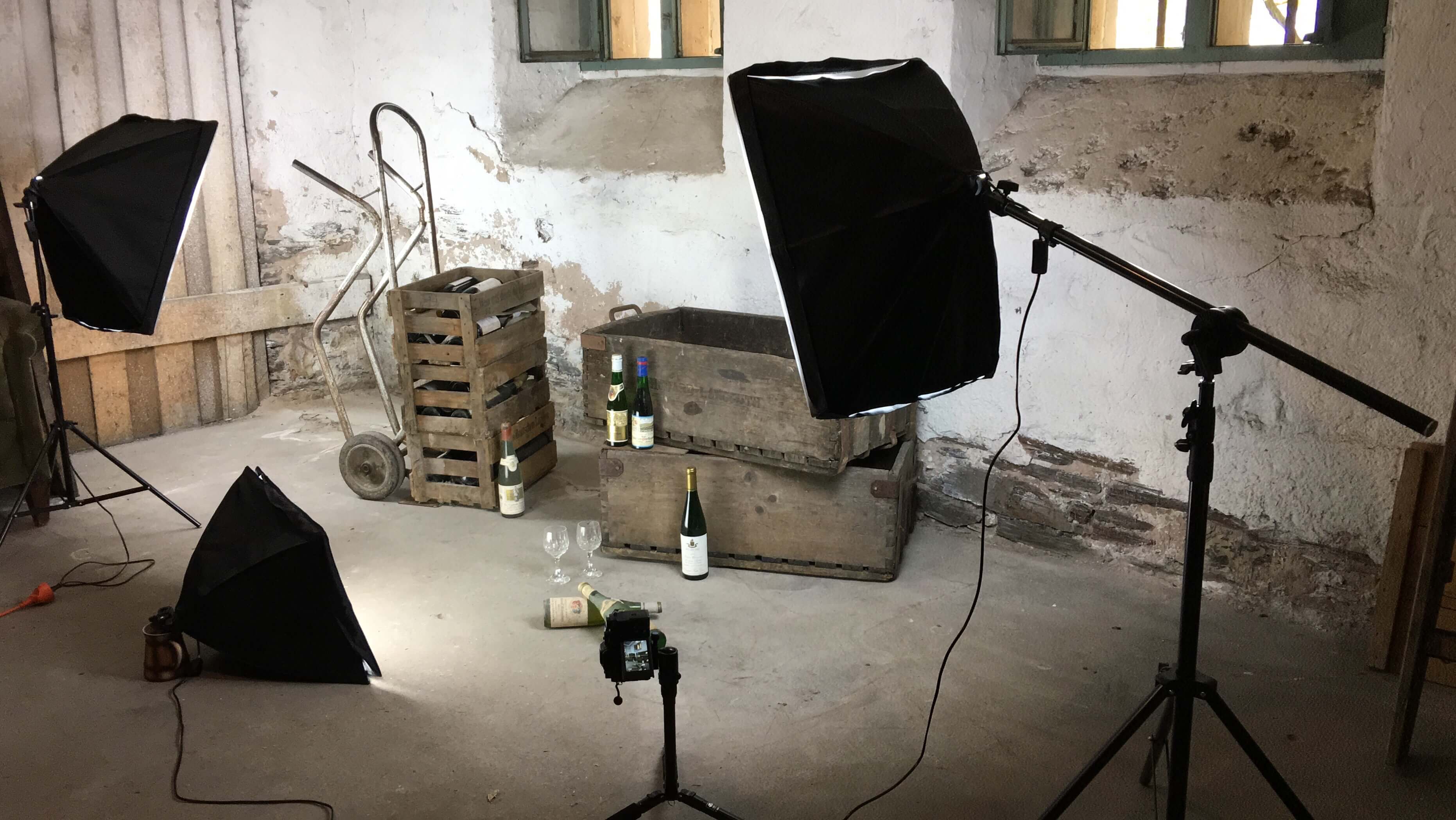 viele denken eine Vinothek als Neubau - wir hingehen öffnen den Hauskeller einer denkmalgeschützen Weinhändlervilla und inszenieren seine individuelle Geschichte und Raumwirkung