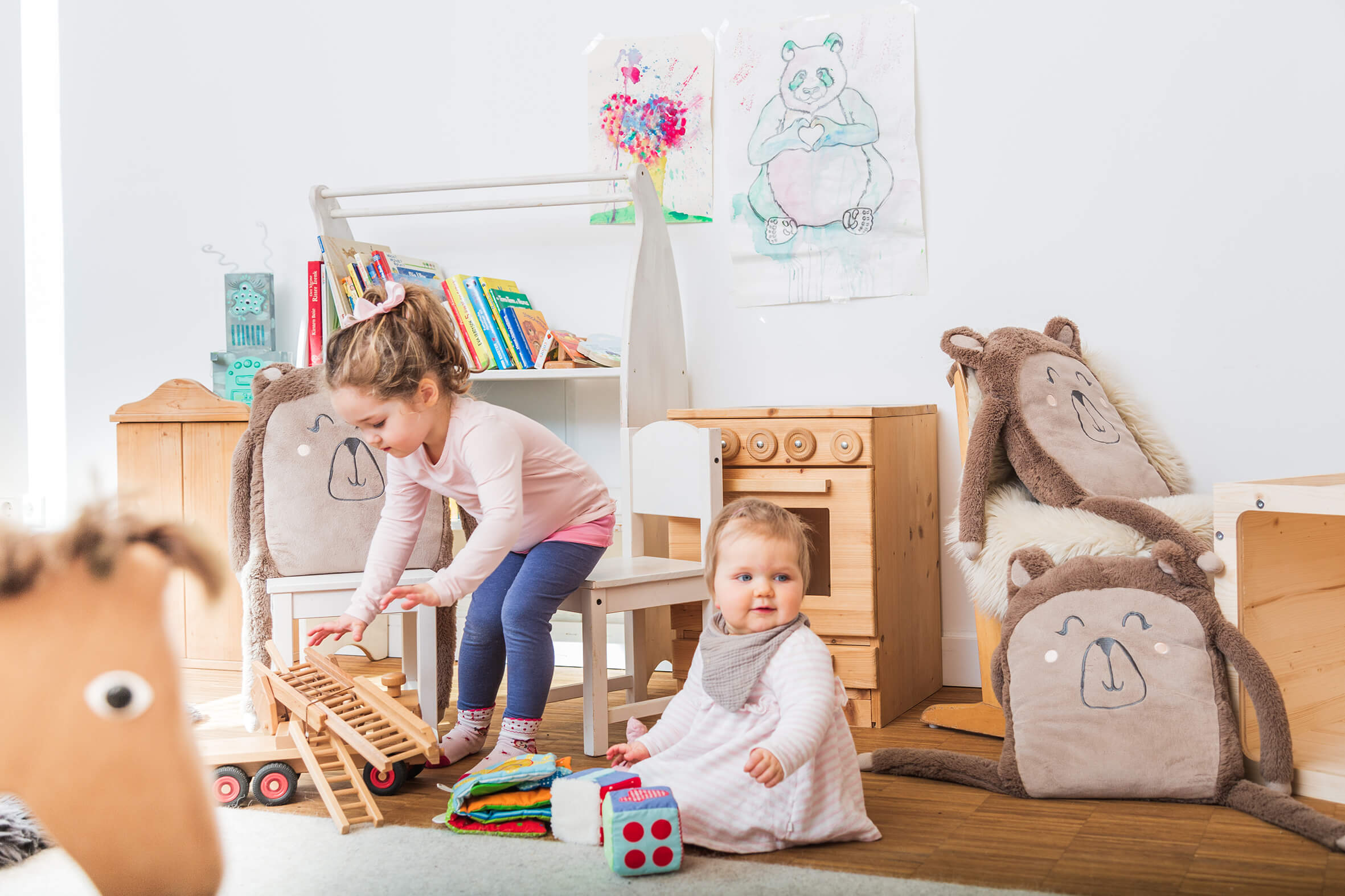 Zwei Kinder spielen miteinander